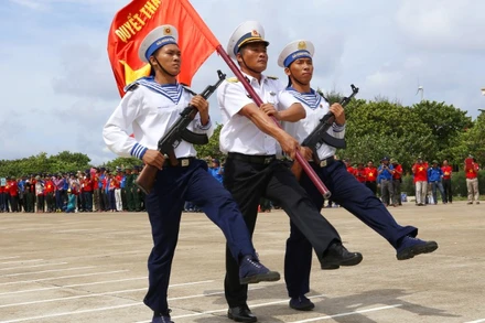 Diễu duyệt đội ngũ ở quần đảo Trường Sa.