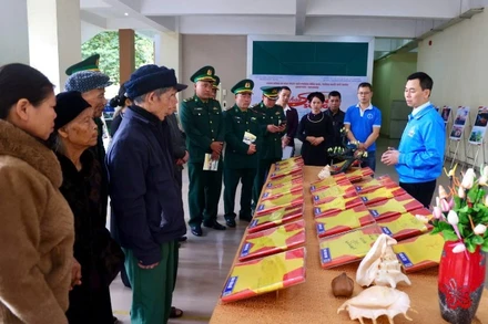Triển lãm trưng bày nhiều ảnh và hiện vật ca ngợi vẻ đẹp Tổ quốc, chủ quyền lãnh thổ.