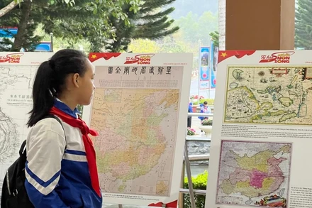 Thiếu nhi huyện Hà Quảng chăm chú xem triển lãm ảnh về chủ quyền biên cương, hải đảo.