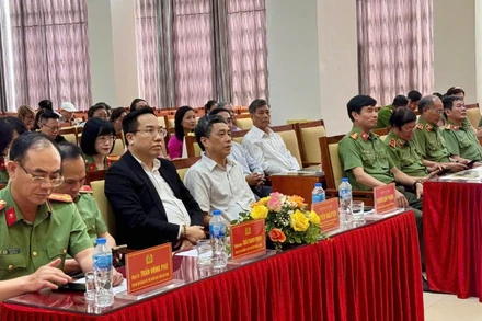 Trại sáng tác văn học quy tụ đông đảo các đại biểu và nhà văn.