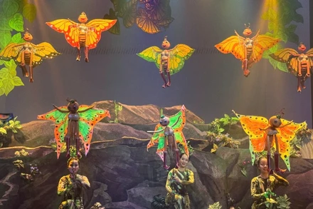 Sân khấu lung linh sắc mầu tuổi thơ của vở rối "Dế Mèn phiêu lưu ký".