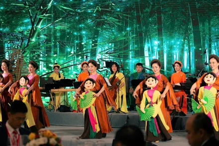 Sự kết hợp giữa múa rối và hòa âm nghệ thuật.