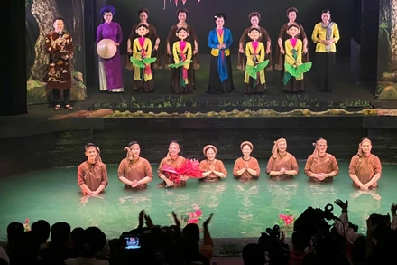 Các nghệ sĩ Nhà hát Múa rối Việt Nam trong trong phần giao lưu cùng khán giả.