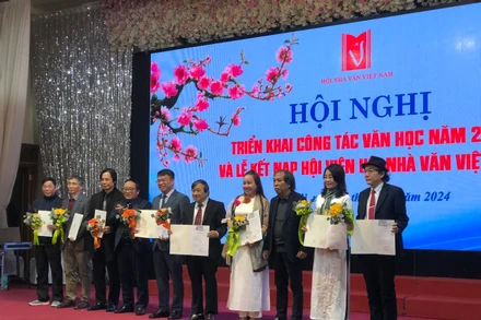 Các hội viên mới nhận quyết định kết nạp.