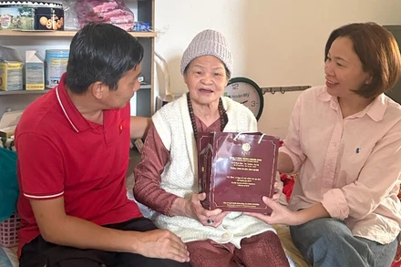 Đại diện Hội Biển đảo Việt Nam thăm và tặng quà mẹ Lê Thị Lan, thân sinh liệt sĩ Nguyễn Hữu Lộc.