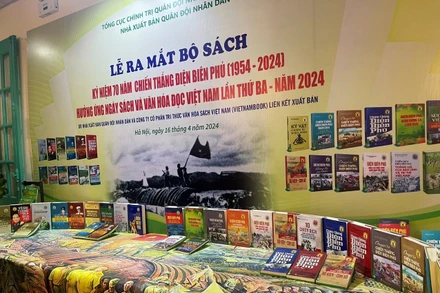 Trưng bày sách tại lễ ra mắt bộ sách kỷ niệm 70 năm Chiến thắng Điện Biên Phủ.