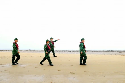 Cán bộ, chiến sĩ Đồn Biên phòng Trà Cổ làm nhiệm vụ tuần tra.