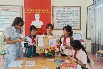 Cô giáo và các em học sinh ở Ninh Bình viết thư cho bộ đội hải quân.