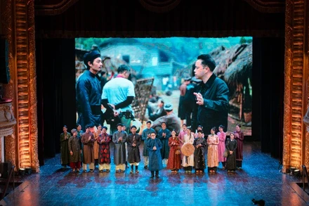 Đạo diễn Victor Vũ và ê-kíp giao lưu cùng khán giả phía bắc.