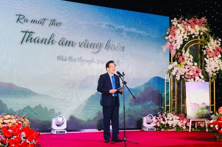 Nhà thơ Nguyễn Xuân Việt phát biểu tại lễ ra mắt.
