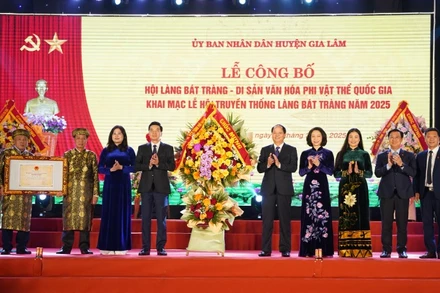 Lễ hội làng Bát Tràng được công nhận là Di sản văn hóa phi vật thể quốc gia.