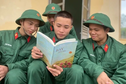 Các chiến sĩ mới đọc sách trong khoảnh khắc được nghỉ giải lao.