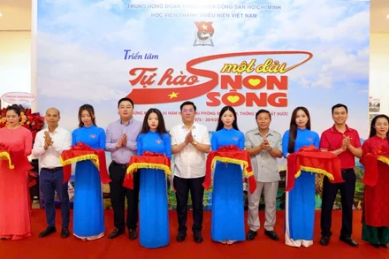 Lễ cắt băng khai mạc triển lãm "Tự hào một dải non sông".