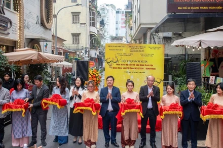 Các đại biểu cắt băng khai mạc Hội chợ sách xuân 2025.