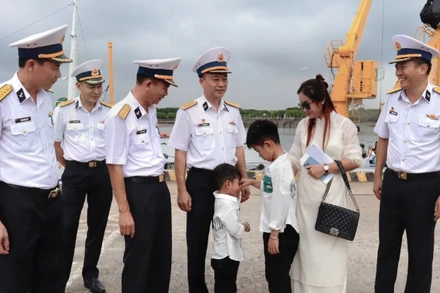 Chị Thùy Dương và các con nơi cầu cảng.