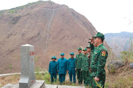 Chào cột mốc thiêng liêng khẳng định chủ quyền của Tổ quốc.