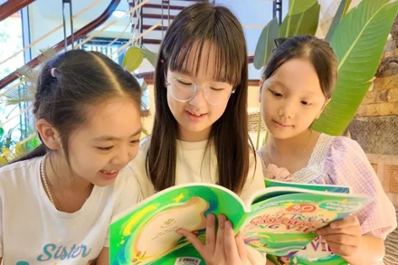 Các em học sinh say mê với cuốn sách "40 đề phát triển năng lực tiếng Việt".