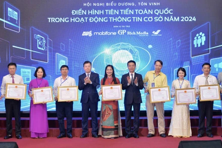 Tôn vinh các điển hình tiên tiến toàn quốc về hoạt động thông tin cơ sở.