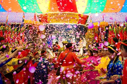 Không khí rộn ràng, rực rỡ của hội làng Bát Tràng.