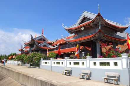 Chùa Đá Tây A bên thềm sóng.