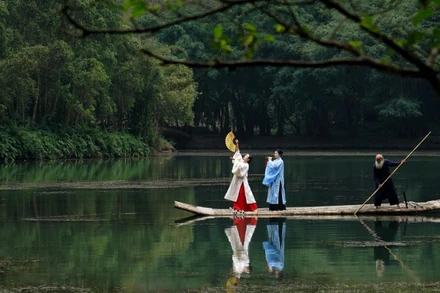 Cổ phục của Hoa Lư Legacy được trình diễn trên sông Ngô Đồng ở Ninh Bình.