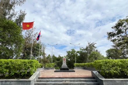 Cờ Tổ quốc tung bay trên cột mốc.