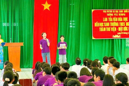 Các em học sinh trường Phổ thông liên cấp Olympia tự tin chia sẻ về truyền thống nhà trường và dự án thư viện.