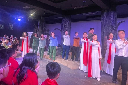 Chương trình "Một thời hoa lửa" kết hợp các tiết mục văn nghệ và các hoạt cảnh hấp dẫn.