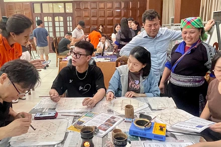 Đông đảo người dân và du khách tham gia hoạt động trải nghiệm "Giữ màu di sản".