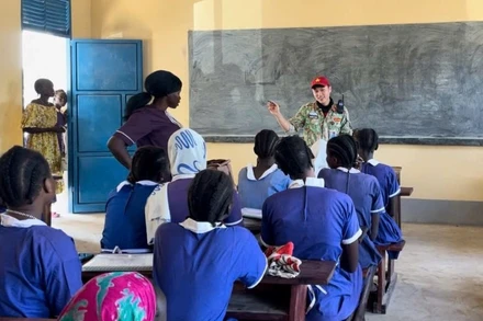 Thượng úy Nguyễn Sỹ Công dạy học cho trẻ em tại Nam Sudan. (Ảnh: NVCC)