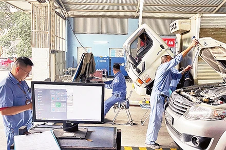 Nhân viên Trung tâm đăng kiểm xe cơ giới 19-01V kiểm tra xe.