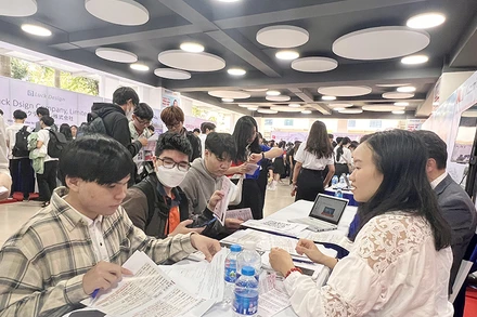 Sinh viên một trường đại học tại Thành phố Hồ Chí Minh tham gia hoạt động ngoại khóa.