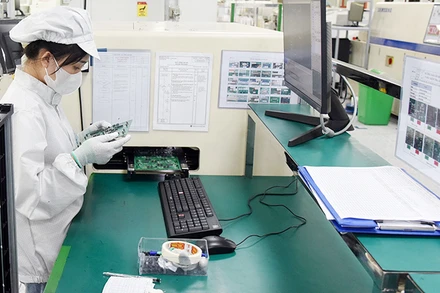 Dây chuyền sản xuất linh kiện điện tử của Công ty TNHH Bumjin Electronics Vina (Quảng Ninh). (Ảnh AN KHÁNH)