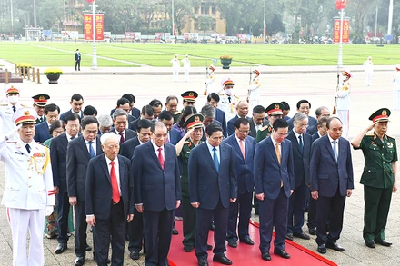 Các đồng chí lãnh đạo, nguyên lãnh đạo Đảng, Nhà nước vào Lăng viếng Chủ tịch Hồ Chí Minh. (Ảnh ĐĂNG KHOA)