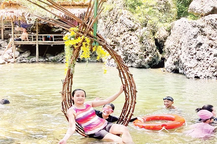 Suối A Lào, thôn Tà Lao, xã Tà Long, huyện Đakrông (Quảng Trị) là điểm du lịch sinh thái lý tưởng.