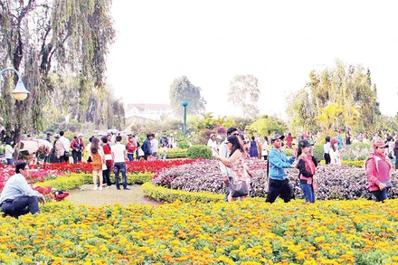 Du khách đến với thành phố Đà Lạt.