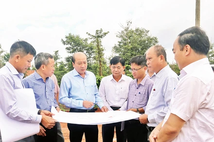 Chủ tịch Ủy ban nhân dân tỉnh Đắk Lắk Phạm Ngọc Nghị (thứ 3, từ trái sang), kiểm tra tiến độ thi công Dự án đường cao tốc Khánh Hòa-Buôn Ma Thuột. (Ảnh HOÀNG TUYẾT)