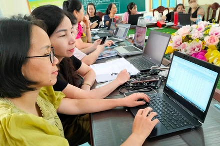 Tập huấn sử dụng học bạ số cho cán bộ, giáo viên Trường tiểu học Yên Mỹ, huyện Thanh Trì, thành phố Hà Nội. (Ảnh MINH PHƯỢNG)