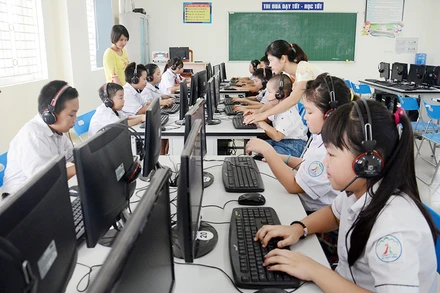 Học sinh Trường tiểu học Khu đô thị Sài Đồng (Hà Nội) trong giờ học môn Tin học. (Ảnh THU HÀ)