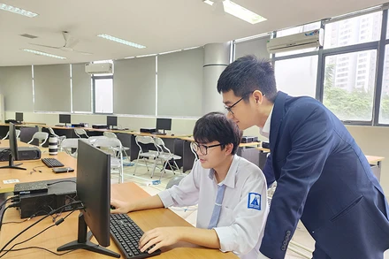 Học sinh Lê Trọng Khôi và thầy giáo trong giờ Tin học.