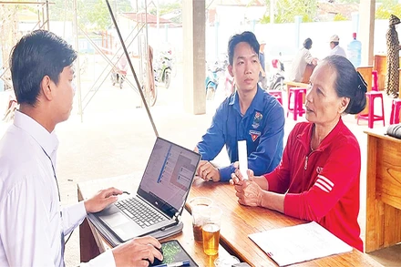 Phạm Minh Mây (giữa) hỗ trợ người dân Ngày thứ bảy tình nguyện.