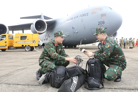 Phóng viên Trung tâm Phát thanh-Truyền hình Quân đội chuẩn bị khởi hành sang tác nghiệp tại Nam Sudan (năm 2022).
