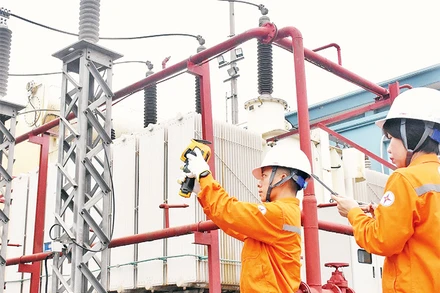 Công nhân EVNHANOI kiểm tra tình trạng hoạt động của các thiết bị điện.