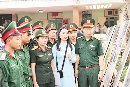 Các chiến sĩ thế hệ hôm nay nghe giới thiệu về lịch sử hào hùng của thế hệ trước trên đường Hồ Chí Minh huyền thoại.