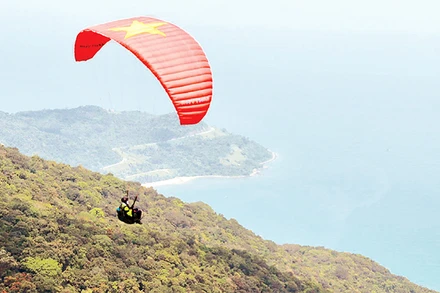 Du khách trải nghiệm một Đà Nẵng mới lạ, hấp dẫn từ trên cao.