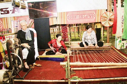 Người dân làng chiếu Định Yên, huyện Lấp Vò, tỉnh Đồng Tháp gìn giữ và phát triển nghề dệt chiếu.