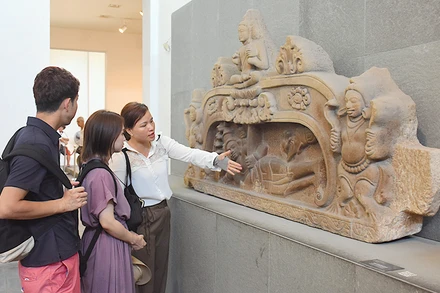 Du khách tham quan tại Bảo tàng Điêu khắc Chăm. 