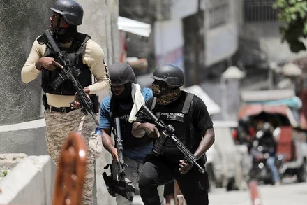 Cảnh sát lập lại trật tự ở quận Carrefour-Feuilles. (Ảnh REUTERS)