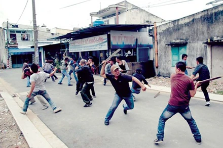 Một cảnh phim với sự xuất hiện của băng đảng xã hội đen ngang nhiên dàn trận đánh nhau, có thể gây tác động xấu đến tâm lý của người xem.
