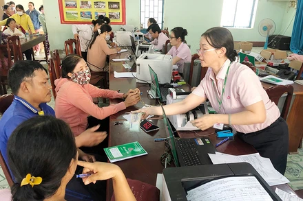 Hướng dẫn hộ nghèo, đối tượng chính sách vay vốn tại điểm giao dịch xã Phước Hậu, huyện Ninh Phước, tỉnh Ninh Thuận.